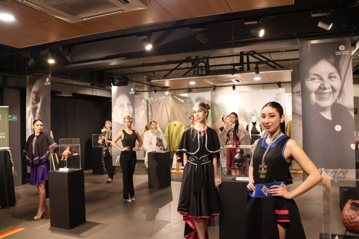 U. Autónoma de Chile inauguró exposición que rescata la memoria ancestral del telar mapuche