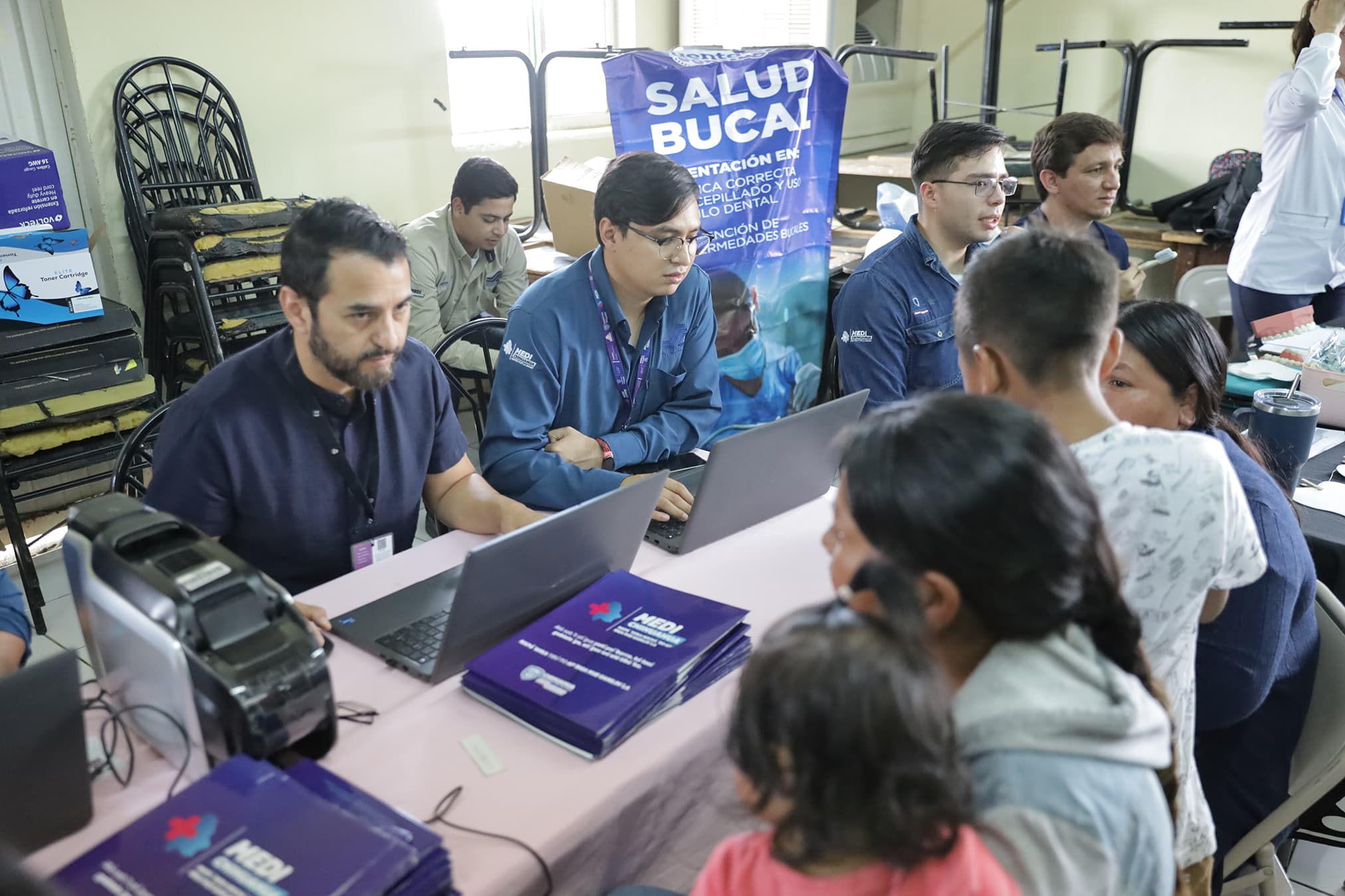 Entrega Gobierno del Estado de paquetes alimenticios en comunidades indígenas urbanas en Parral