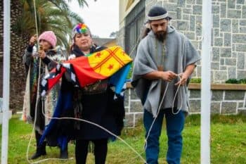 El Quisco iza bandera Wenufoye Mapuche y Wiphala Chango dando inicio al mes de We Tripantu
