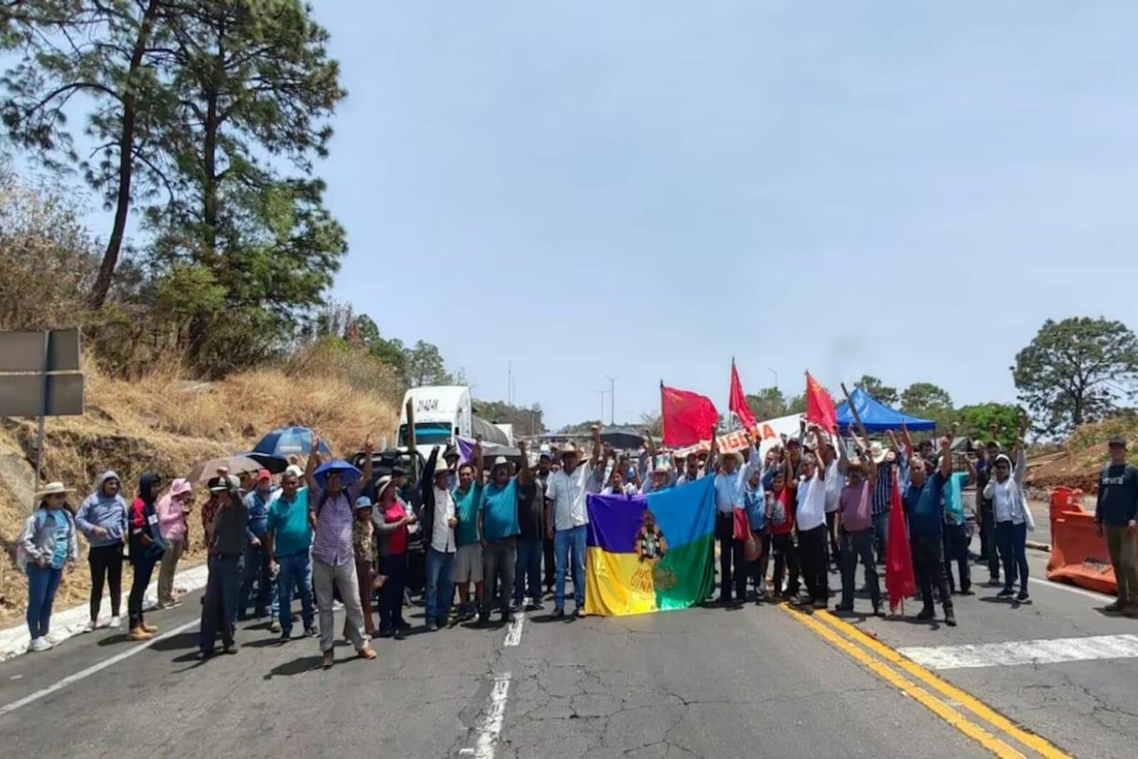 Comunidades indígenas de Michoacán bloquean carreteras tras ataque armado atribuido al CJNG