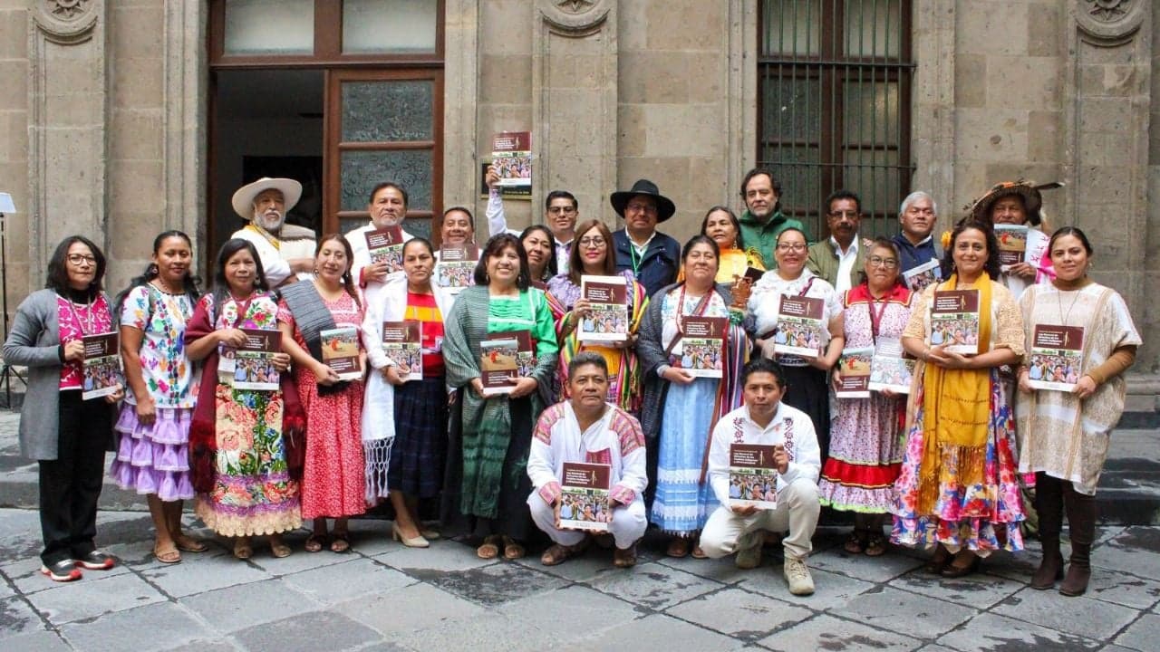 Claudia Sheinbaum firma consulta para nueva Ley General de Derechos de los Pueblos Indígenas y Afromexicanos