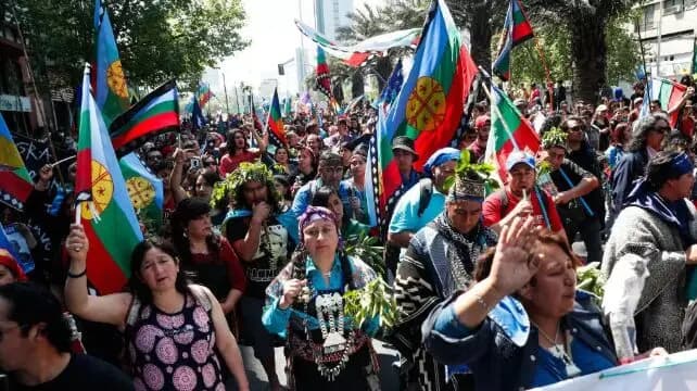 Activistas y colectivos conmemoran Día de la Resistencia Indígena