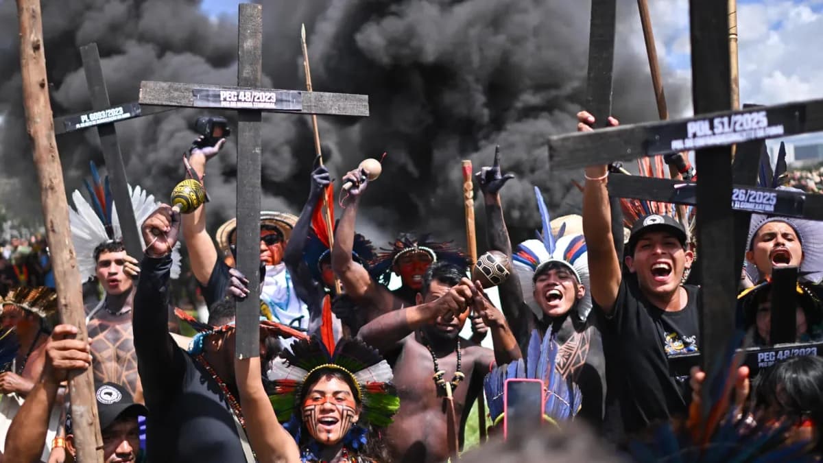 Los indígenas reclaman mayor protección de sus tierras en marcha en Brasilia