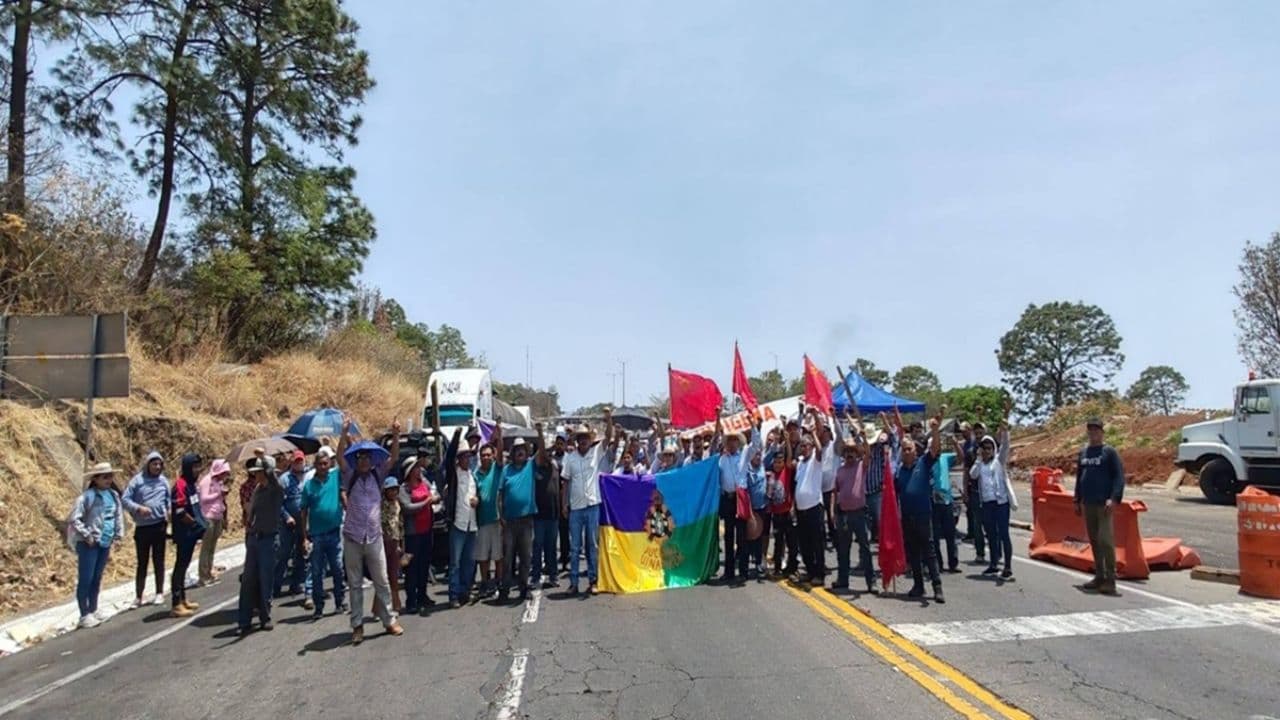 Comunidades indígenas de Michoacán realizan bloqueos carreteros para exigir seguridad