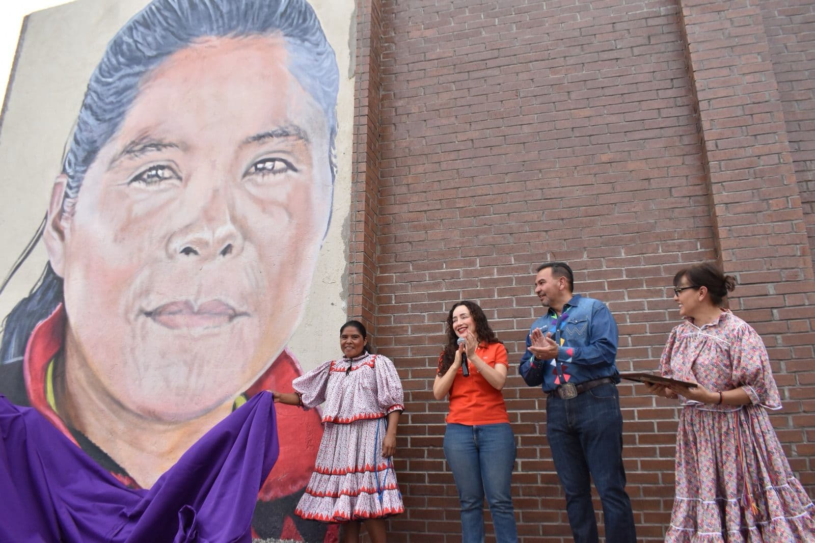 La corredora que conquistó el mundo en huaraches ya tiene su mural en Juárez