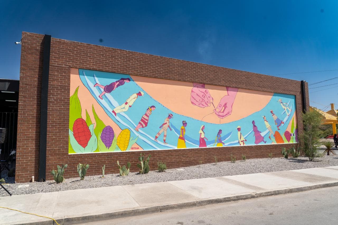 “El Hilo Ancestral”, el mural que muestra cómo bordan su identidad los pueblos originarios