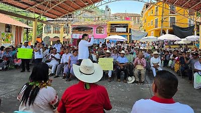 Enfada a Noroña que indígenas de Huehuetla, en Puebla, no hablen español