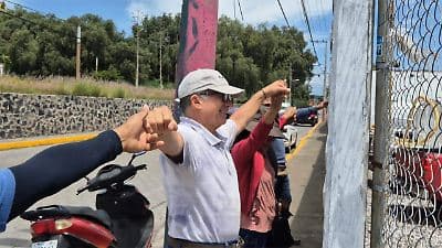 Pueblos originarios forman cadena humana y exigen información sobre presencia de pipas en predio La Virgen