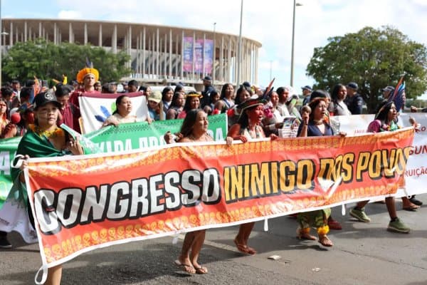 Movilización reúne a miles de personas en Brasilia contra proyectos que amenazan los derechos indígenas y los territorios tradicionales