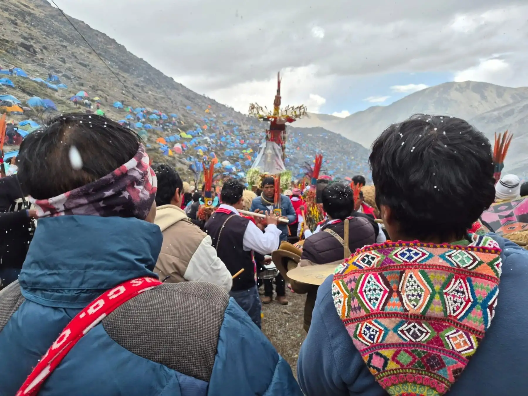 Caída del sagrado akarapi acompañó procesión durante festividad del Señor de Qoyllur Rit'i