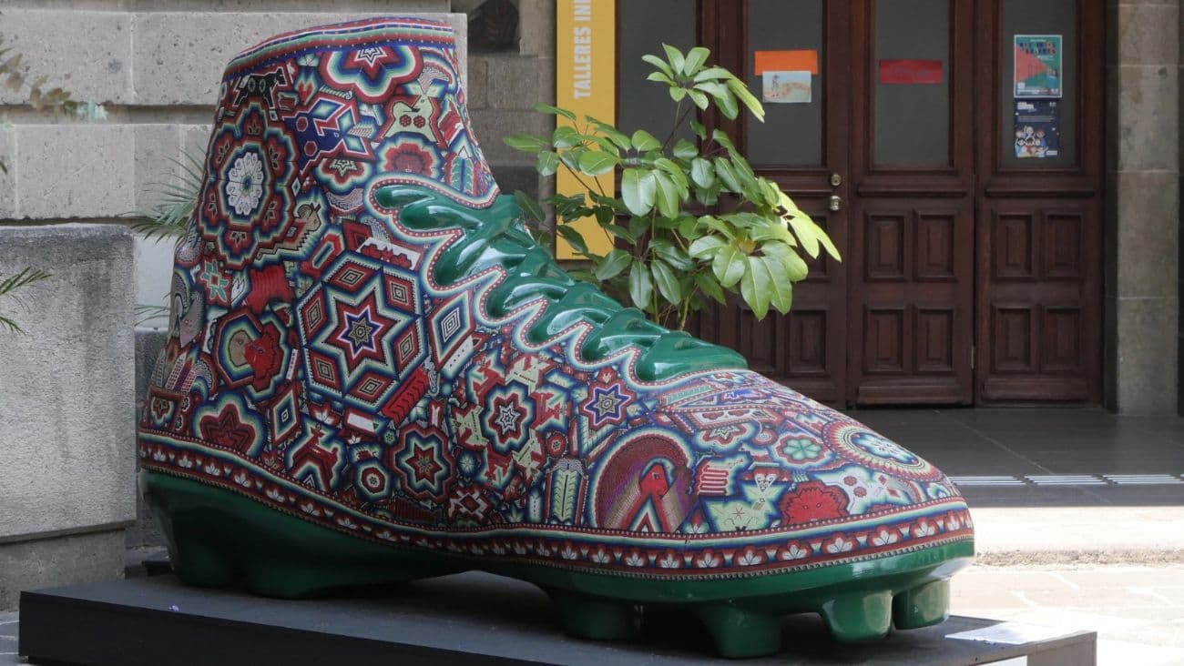 Playeras, balones y más esculturas de arte huichol con motivos mundialistas llegan al MVM en CDMX