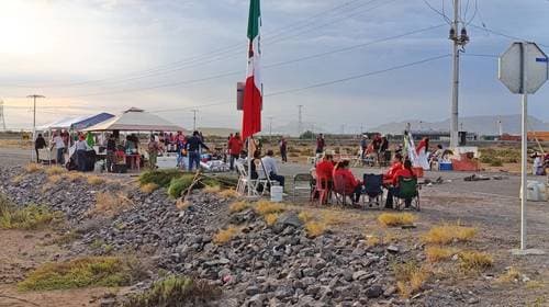 Vecinos y activistas bloquean accesos a planta de amoniaco en Topolobampo