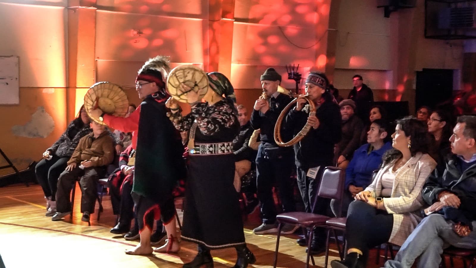 Artesanía, gastronomía y música en vivo dan vida a la XIII Expo Indígena en Punta Arenas.