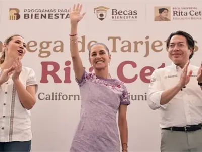 Sheinbaum entrega becas en Tijuana y defiende a México
