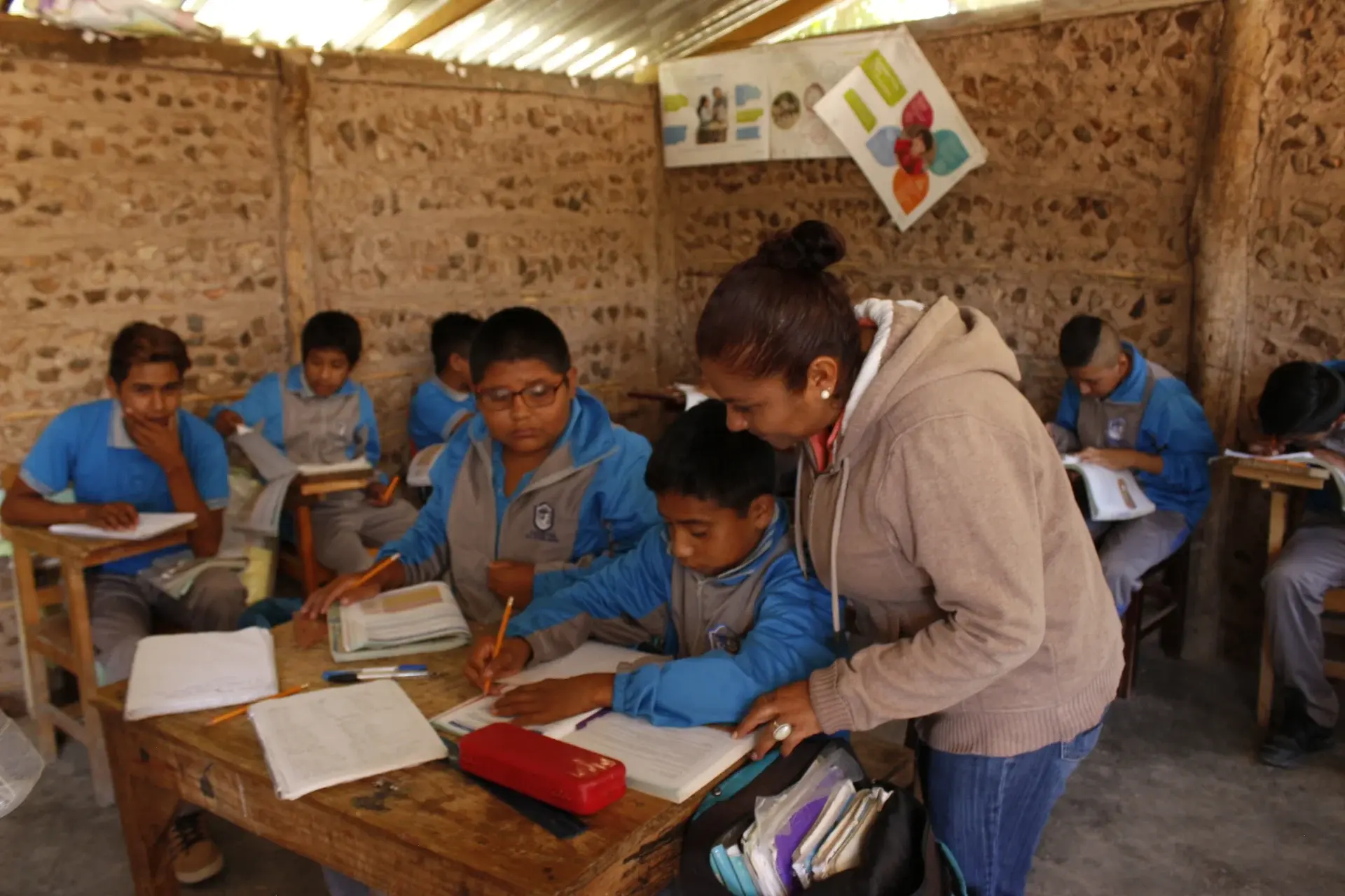 Exigen seguridad para docentes indígenas en Michoacán