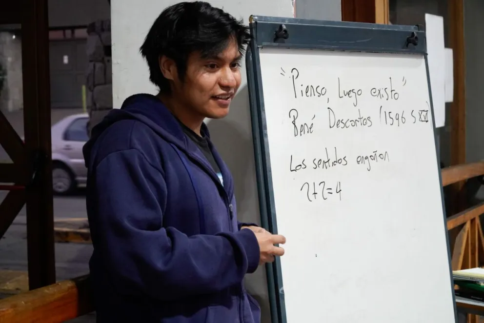 Afirma que la filosofía lo ayudó a conectarse con la cosmovisión mapuche y brinda un taller en el Puerto San Carlos