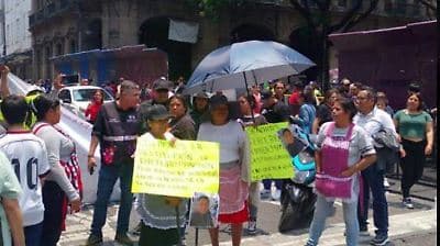 “Vivimos de esto”: indígenas mazahuas protestan tras ser retiradas de su punto de venta en el Centro Histórico