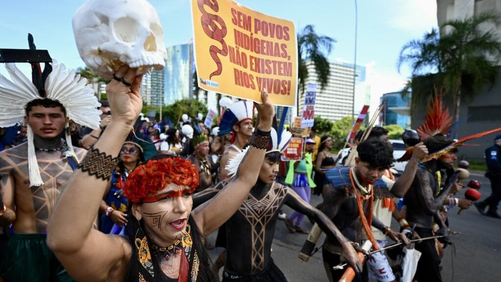 Indígenas reclaman una mayor protección de sus tierras en una marcha en Brasilia
