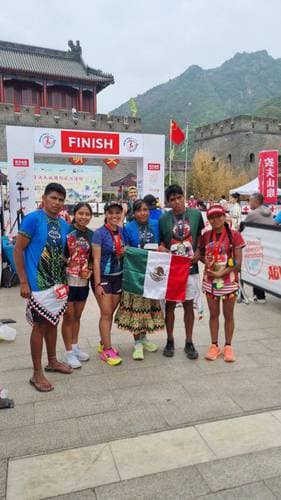 Corredores indígenas conquistan Maratón de la Gran Muralla China