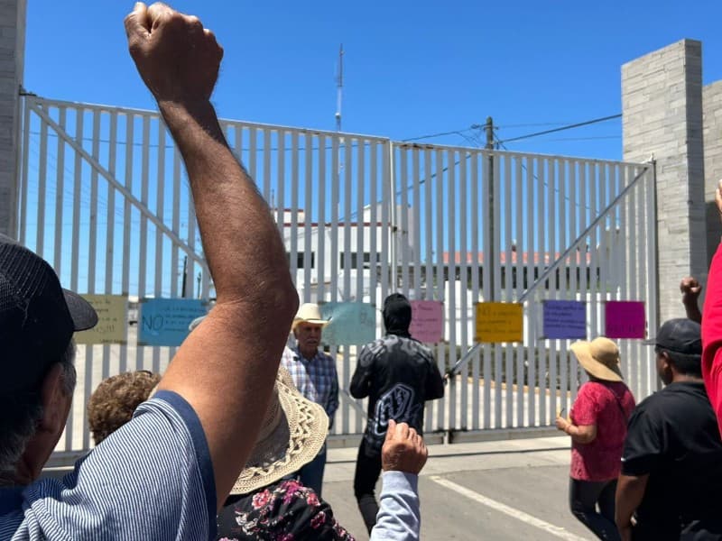 Reportan movimiento de maquinaria durante plantón indígena en Topolobampo