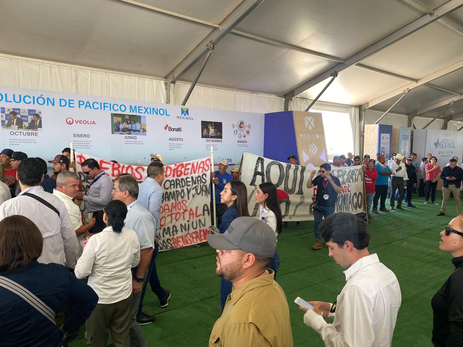 Protesta indígena y de pobladores de la costa de Ahome irrumpe en inauguración de planta Mexinol; encaran a Rocha Moya