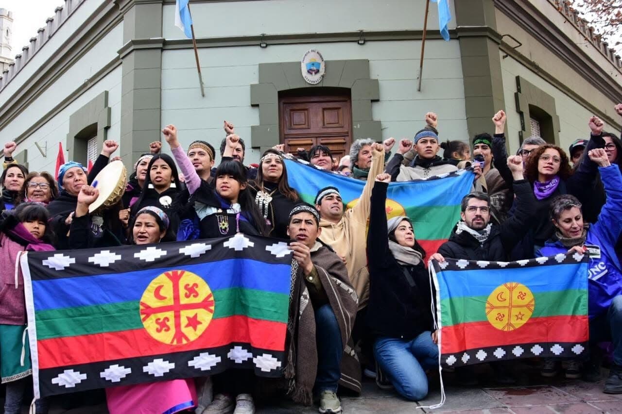 Nación Mapuche. La provincia de Neuquén deniega la personería a Comunidades: A un año de la detención y represión violenta / Mapuche intervienen el stand de Neuquén en la Expo Rural