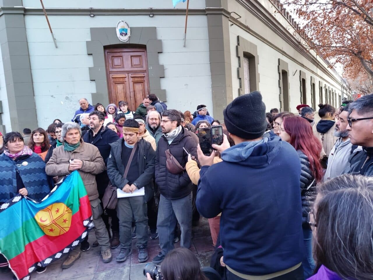 Nación Mapuche. Conferencia frente a la Casa de Gobierno. Llamado a movilizarse el 6 de agosto. Carta a los senadores de Neuquén firmada por mas de 50 organizaciones.